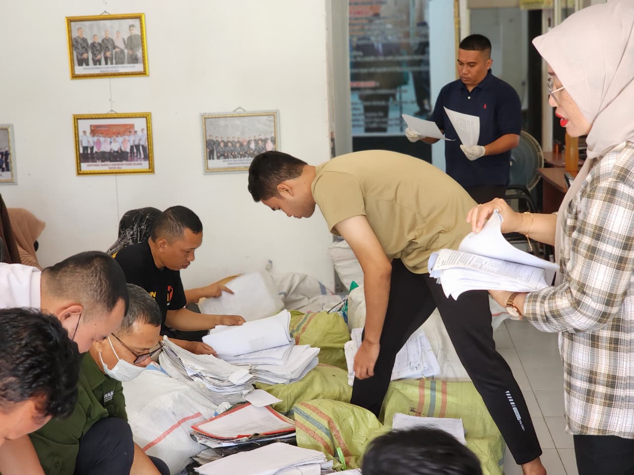 Bawaslu Pesisir Selatan Lanjutkan Pemilahan Arsip Pemilu